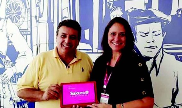 Firmando parceria: Renato Alves, da Reccal Turismo, com Cristianne Casé, da Sakura Consolidadora