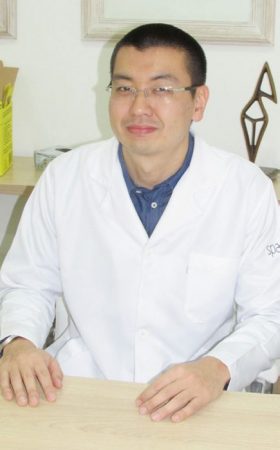 O médico Eduardo Takashi