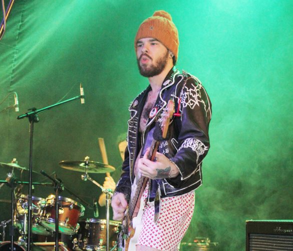 May Cisphobia, no baixo