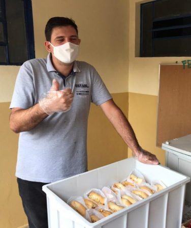 Distribuindo Cachorro Quente: Aloísio Bernardes