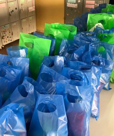 Sacolinha repleta de presentes e guloseimas