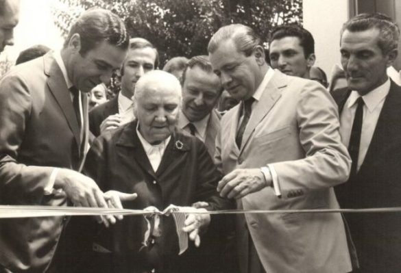 Domenica Torquato, mãe de Candido Portinari, cortando a fita de inauguração do Museu Casa de Portinari, em 14 de março de 1970