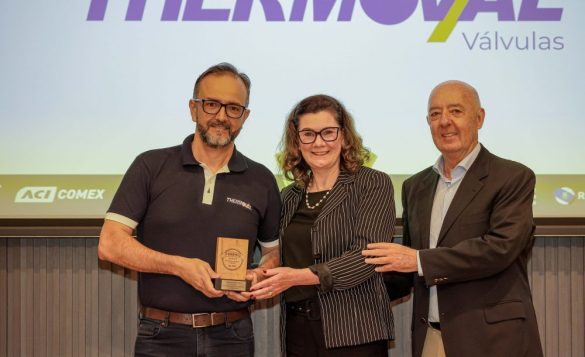 Rodrigo C. Maranha, diretor de comércio exterior da Thermoval Indústria de Válvulas, categoria até US$ 1 mi, e Maria Susana S. Silva, pres. da ACIC , e Francisco Pinghera, vice da RA11 Facesp