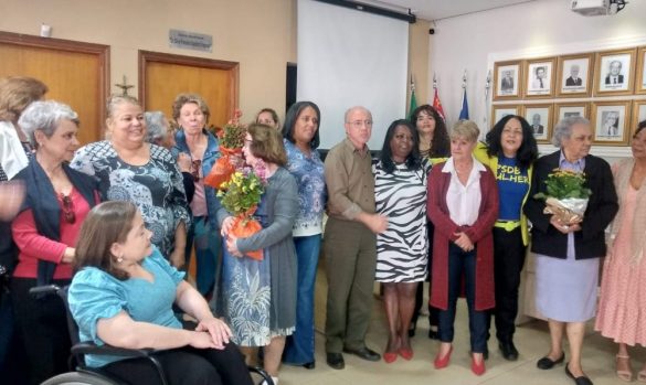 Mulheres sendo homenageadas pela Presidente do PSDB Mulher Ribeirão, Elvira Morandini