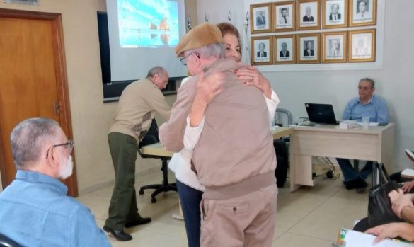 Mariana Jábali sendo cumprimentada com muita emoção por José Américo Roque Rubiano, um dos fundadores do PSDB Ribeirão