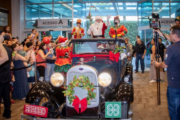 Carro entrou dentro do Shopping