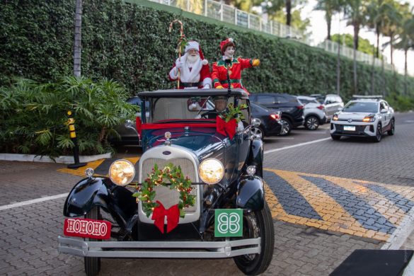 Papai Noel chegou de carro conversível no RibeirãoShopping