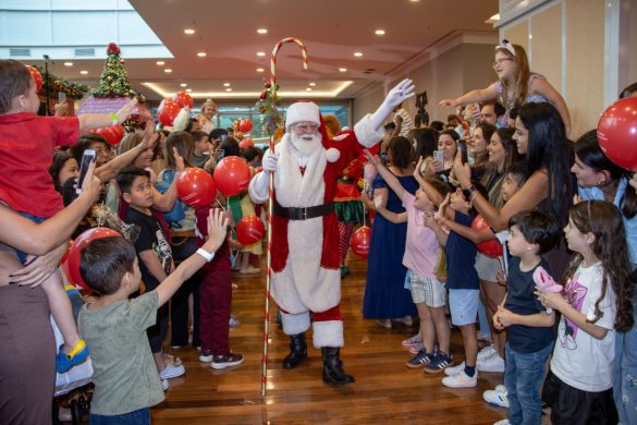 Crianças disputam lugar perto do bom velhinho