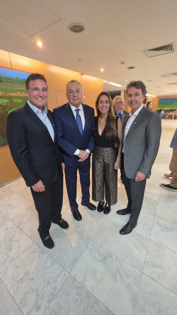 Maurílio Biagi Filho ao lado dos filhos Marcelo, Elisa e Rodrigo