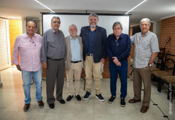 Representantes das entidades ligadas ao turismo regional, com o vice-prefeito Alessandro Maraca