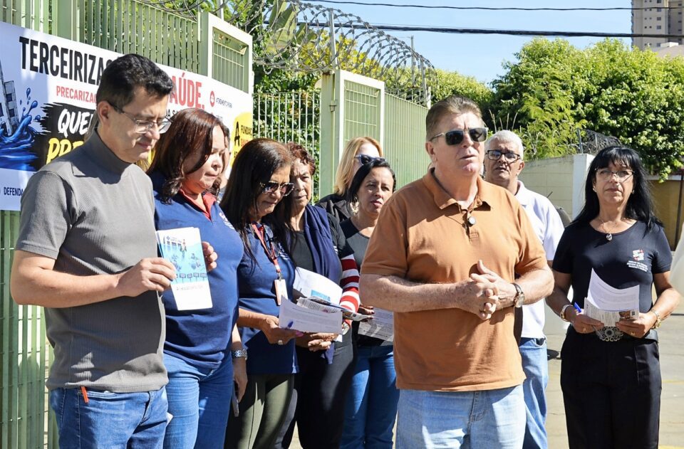 Trabalhadores se reuniram para reivindicar (Divulgação)