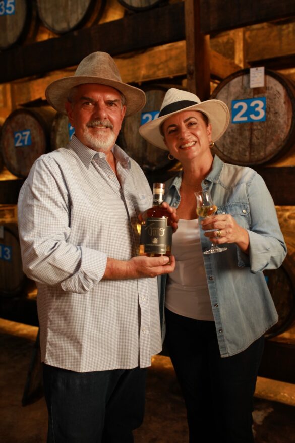 Álvaro Barreto Peixoto e a esposa Silvana Cecchetto, com a cachaça Alma de Gato, do Sítio Engenho Velho