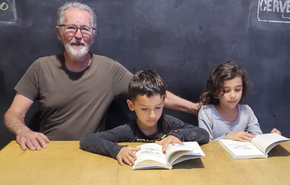 Carmo com os netos Manuela e Antônio