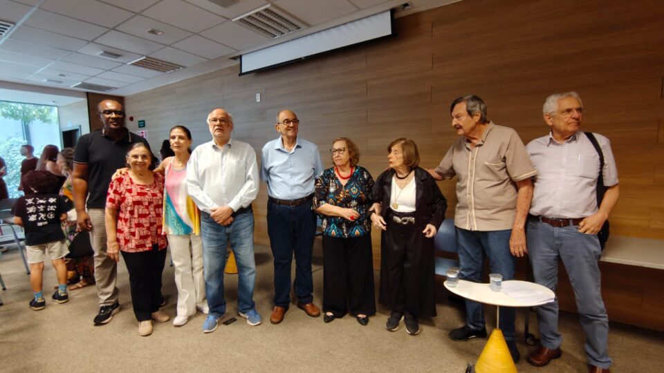 Elias Antônio Neto - Presidente da ARL, Fernanda Ripamonte - Ex-Presidente da ARL, Maria Ângela Garofalo - Presidente do Centro do Professorado Católico e Alunos premiados