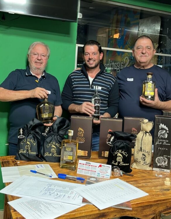 José Romeu Batiston (esq) proprietário da Cachaça Galo Bravo, com o filho Juliano César Batiston e o professor Dito catureli, administrador da confraria Conviva