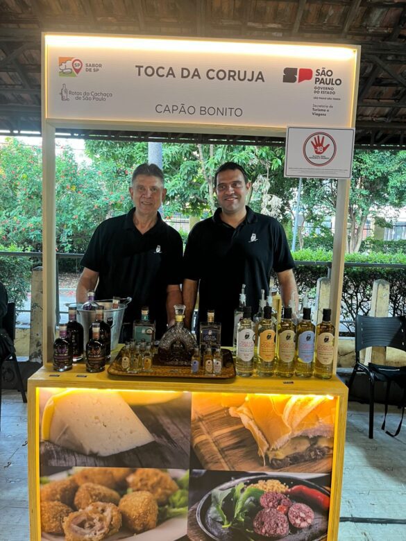 Jurandir e Thiago Mochiutti, da cachaça Toca da Coruja, de Capão Bonito