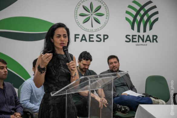 Rita Tonielo fala durante formatura dos estudantes no SENAR-SP