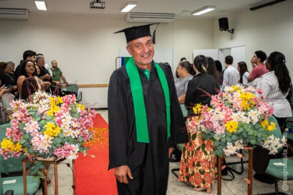 Flávio indo receber o diploma na formatura dos cursos técnicos