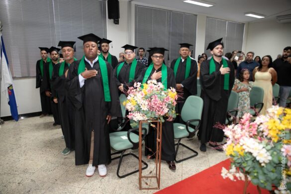 Estudantes comemoram formatura dos cursos técnicos