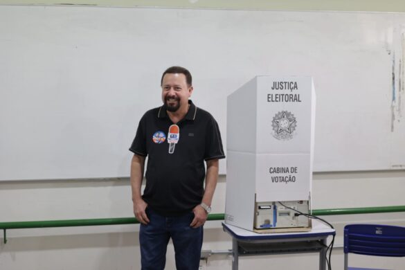Candidato à reeleição para deputado estadual, Léo Oliveira votou na Escola Egídio Pedreschi, na Ribeirânia