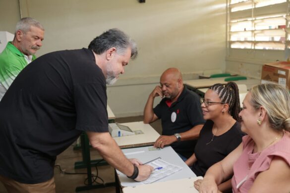 O vice-prefeito Maraca votou na Escola Estadual Domingos Spinelli, no Quintino Facci II