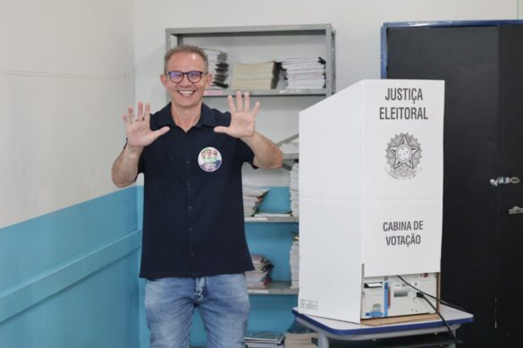 Candidato a deputado estadual, Rafael Silva Júnior votou na Emef Maria Ignez Lopes Rossi, no Manoel Penna